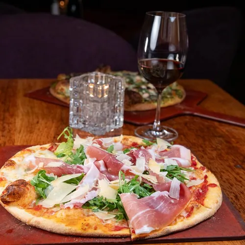 Prosciutto and arugula pizza at Benvenuti's